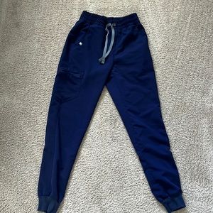 Navy Figs high waisted Zamora scrub pants.